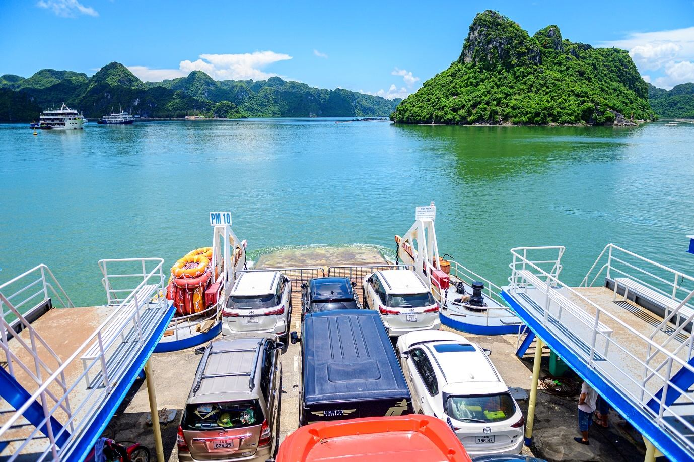 Ha Long &rarr; Cat Ba Island